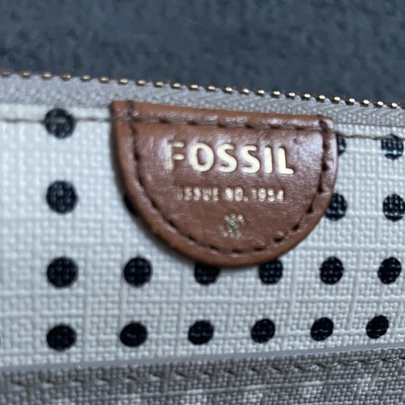 Fossil Logan Zip-Around Wristlet/Wallet - Picture 2 of 4